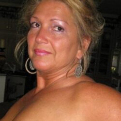 Oma neukt als jonge meid